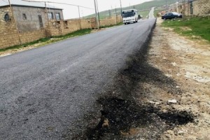 Lökbatan-Qobu yolunun asfalt örtüyü sıradan çıxdı, 2 milyon batdı - FOTO