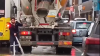 Betonqarışdıran maşından yola beton töküldü - Polis yolu sürücüyə təmizlətdirdi  - VİDEO