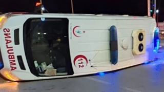 Türkiyədə ambulans avtomobillə toqquşdu - Yaralılar var 