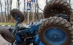 Traktor aşdı: 2 ölü, 1 yaralı