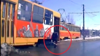 Sürücüsüz hərəkət edən tramvay qorxulu anlar yaşatdı  - VİDEO