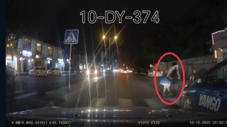 Piyada keçidində ana-balanı öldürməyə tələsən taksi sürücüsü - VİDEO