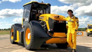 "Formula 1" mühəndisləri dünyanın ən sürətli traktorunu hazırladı - VİDEO