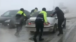 Yol polisi qarlı yollarda sürücülərə belə kömək edir – Diqqətli olun - VİDEO 