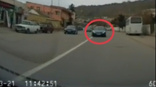 Başı telefona qarışan son model "Mercedes"in sürücüsü ölümdən belə döndü - VİDEO