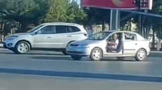 Qapısı olmadan yollarda hərəkət edən taksi  - VİDEO