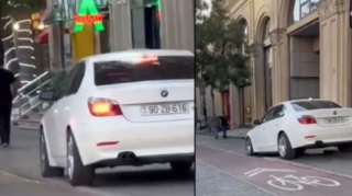 Sürücüdən ÖZBAŞINALIQ:  Avtomobilini səkidə idarə etdi   - VİDEO