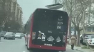 Bakıda "Bakubus"-un avtobusu təhlükə saçır  - VİDEO