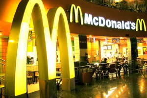 “Paytaxt McDonald’slarında mənşəyi məlum olmayan məhsullardan istifadə olunur” - İDDİA