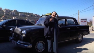 Dünyanın ən yaşlı taksi sürücüsü və yarım əsrlik avtomobili  - FOTO