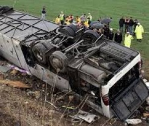 Reys avtobusu aşdı: 1 ölü, 27 yaralı