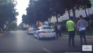 Avtobus qəza törətdi, yol polisləri yaxın gəlmədi – Bakıda - VİDEO