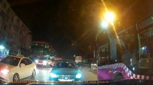 Xanım sürücü kobud qayda pozdu – Yol polisi baxıb getdi - VİDEO