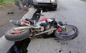 Salyanda motosiklet aşdı: 2 yaralı