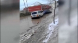 Yağan qardan sonra yolları su basdı: Avtomobillər yolda qaldı – VİDEO