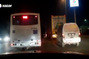 TƏHLÜKƏ: Bakıda avtobus qapısı açıq vəziyyətdə sərnişin daşıyır  - VİDEO