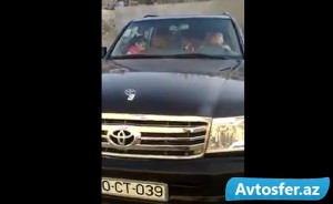 Ata azyaşlı oğluna avtomobil sürdürüb videoya çəkdi - BAKIDA - VIDEO