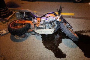Bakıda motosikletlə avtomobil toqquşdu: sürücü xəsarət alıb