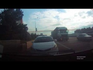 Yol polisi olanda yol verən sürücü DYP olmayanda görün nə edir - VİDEO