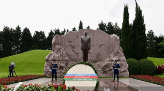 Ümummilli lider Heydər Əliyevin xatirəsi anılır   - FOTO