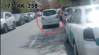 Bu sürücü hər gün məktəbin qarşısında qaydanı pozaraq yolu kəsir - VİDEO