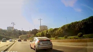 İki zolağın arasıyla gedən sürücü qarşı tərəfi günahlandırdı - VİDEO