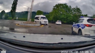 Dairəyə “protiv” girən sürücü DYP maşınını görüb dayandı- VİDEO