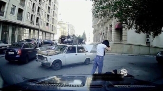 Maşının önündə “hoqqa” verənqadın piyadalar sürücünü qorxutdu - VİDEO