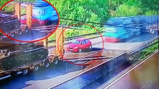 “Škoda” iki yük maşının arasında qaldı:ölən və xəsarət alan var - VİDEO 