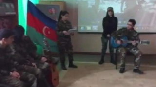 Şəhidimizin oğurlanan mavi gitarada ifası - "Ana, əsgər gedirəm" - VİDEO 