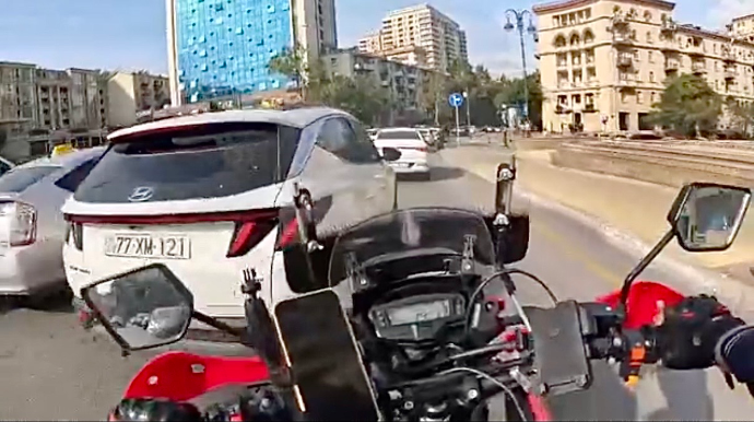 Qadın sürücü motosikletin yolunu kəsib qəza şəraiti yaratdı    - VİDEO