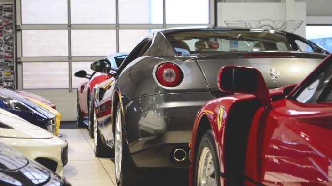 Lüks avtomobillərə milyonlar xərcləyən nazir kürəkəninin məhkəməsi olub