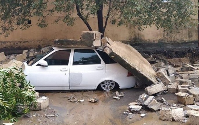 Daş hasar maşının üstünə aşdı - FOTO