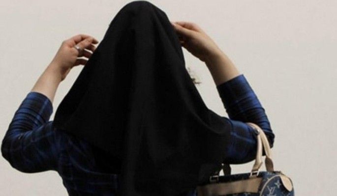 “Hicabla ciddi olun!”: Din xadimi hicab bağlayıb, sonra imtina edən qadınlara ETİRAZ ETDİ