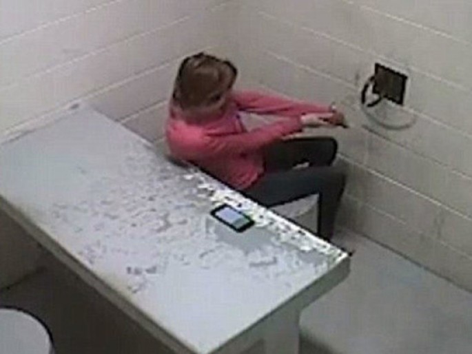 Qadın polis idarəsindən belə qaçdı - VİDEO