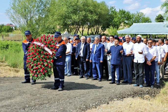 “Azəravtoyol” 2 yaşlı Zəhra və nənəsinin məzarlarını ziyarət edib - FOTO