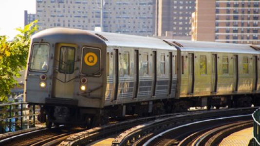 Metroda qatar 2 nəfəri vurdu: 1 ölü, 1 yaralı