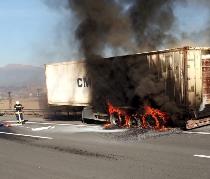 Mandarin yüklü TIR yanıb kül oldu - FOTO