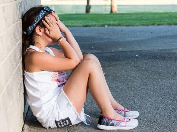 Məktəbdə oğlanlarla birlikdə pornoya baxan 6 yaşlı qız zorlandı - FOTO