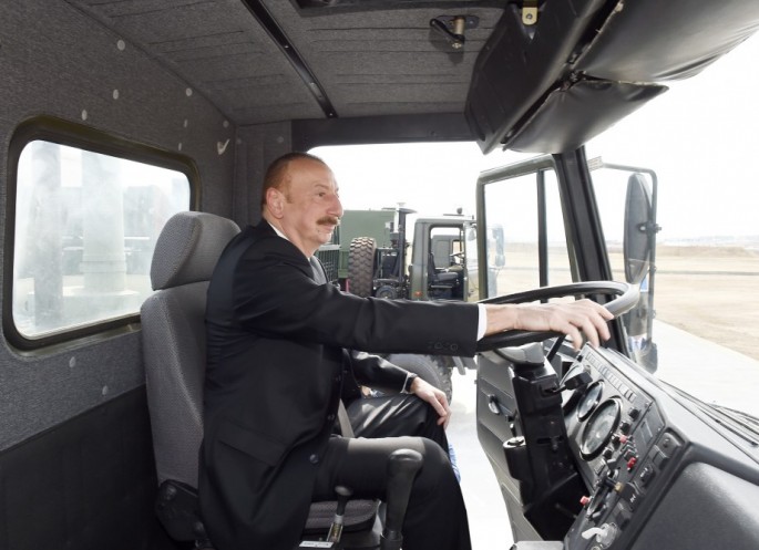 Prezident hərbi maşının sükanı arxasında - FOTO