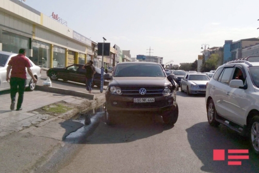 Babək prospektində iki maşın toqquşub - FOTO