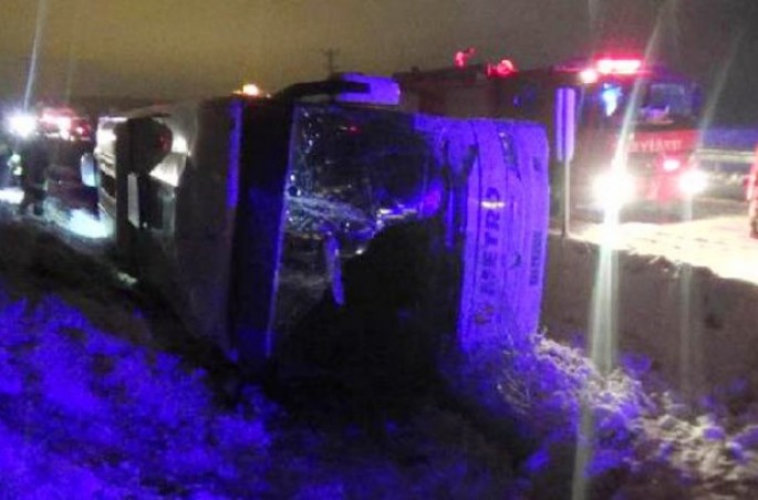 Avtobus aşdı: 2 ölü, 20 yaralı - FOTO