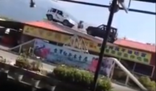 Avtomobillə yeləncəkdə yelləndilər, görənlər dəhşətə gəldi - VİDEO