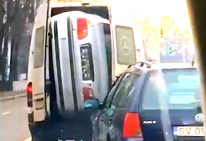 “BMW”ni mikroavtobusun yük yerində daşıdılar - VİDEO