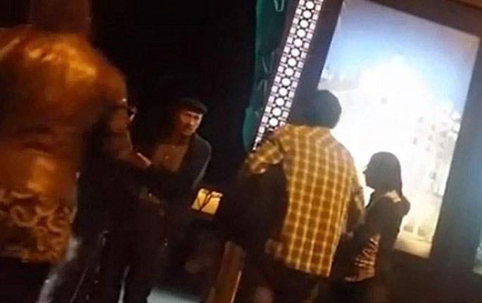 Bakıda qadın ərini küçədə döydü - VİDEO