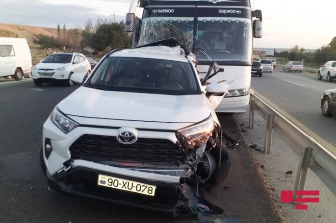 Hacıqabulda sərnişin avtobusu “Toyota”ya çırpılıb - FOTO