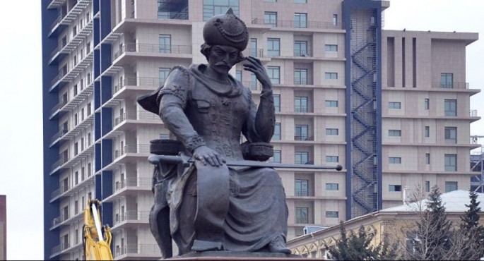 Xətainin heykəlinin yerdəyişməsinin faydaları                           - Ekspert danışdı