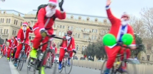 Bakıda Şaxta babalar velosipedlə hər kəsi təəccübləndirdi - VİDEO