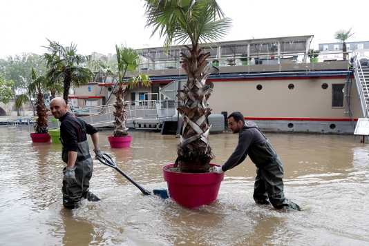 Yağış suları şəhəri basdı: hərəkət iflic oldu – VİDEO