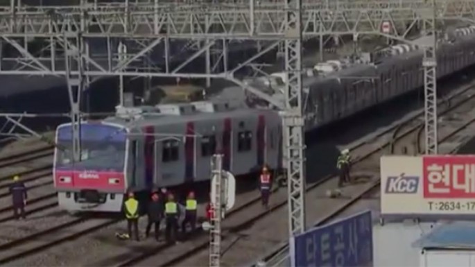 Koreyada metro qatarı relsdən çıxdı - VİDEO